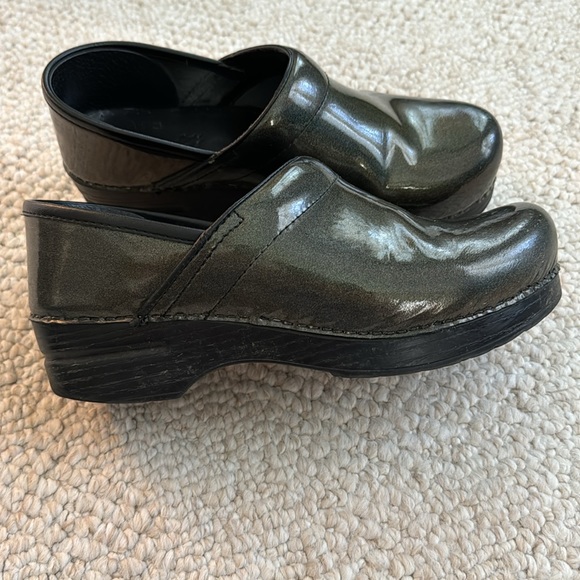 Dansko Professional Grey Prism Patent shoe style# 406-960202 - Picture 2 of 4